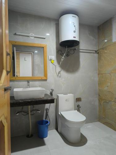 Valley Of Sublime!!! NIRVANA HILLS!!! A family Hotel with Roof Top Lounge and Restaurants