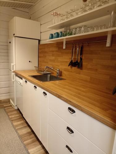 virtuve, Cabin in close proximity to Hökensås (Cabin in close proximity to Hokensas) in Galleberga