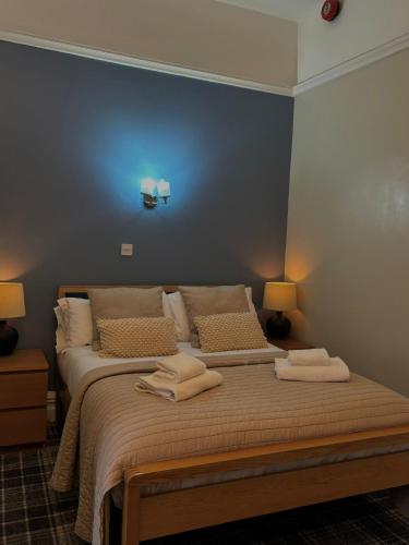 1 double bed, 1 twin bed