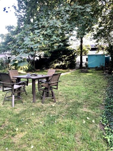 The Blue House in Bucks County, PA in איסטון(פי אי)