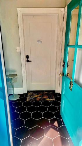 The Blue House in Bucks County, PA in איסטון(פי אי)