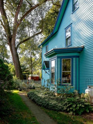 The Blue House in Bucks County, PA in איסטון(פי אי)