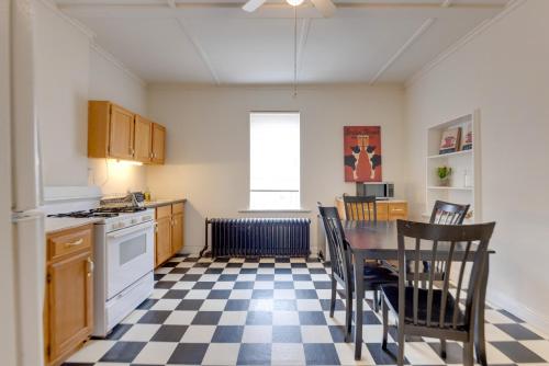 9 Mi to Downtown St Louis Apt with Fire Pit Access 9 Mi to Downtown St Louis Apt with Fire Pit Access