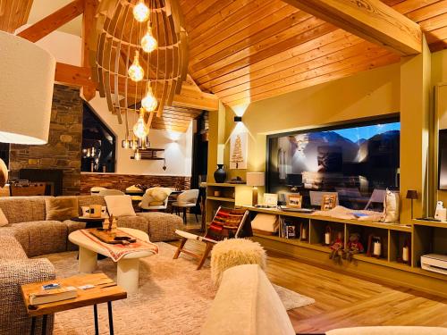 Chalet de luxe contemporain vue 360 degrés sur les montagnes (Chalet de luxe contemporain vue 360 degres sur les montagnes) in Camparan