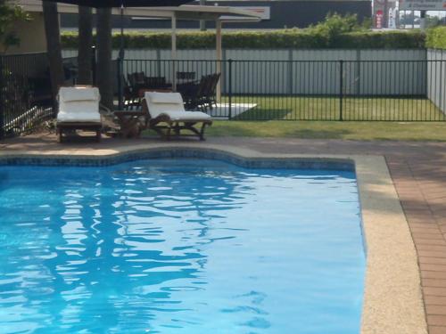 Swimming pool, Caravilla Motor Inn in Taree