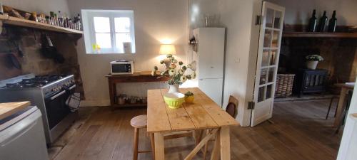 кухня, Maison de charme La Vallade in Saint-Médard-la-Rochette