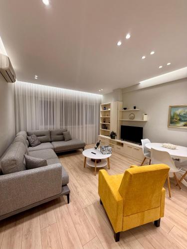 The Mustard Couch Apartment, Tirana