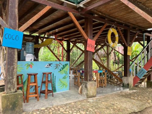 Restaurant, Coco Bamboo Beach Camp in Livingston