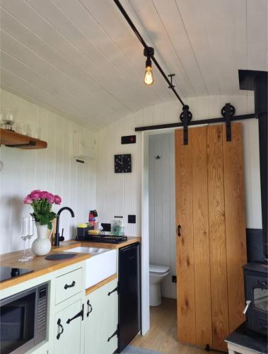 Tolverne Luxury Shepherd's Hut in 霍爾斯沃西