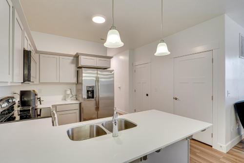 15 Mi to Sundance Pet-Friendly Condo in Vineyard 15 Mi to Sundance Pet-Friendly Condo in Vineyard