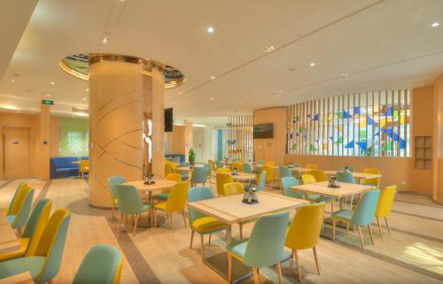 Restaurant, Holiday Inn Express Shanghai Zhenping By IHG near RongCheng ChuanCai
