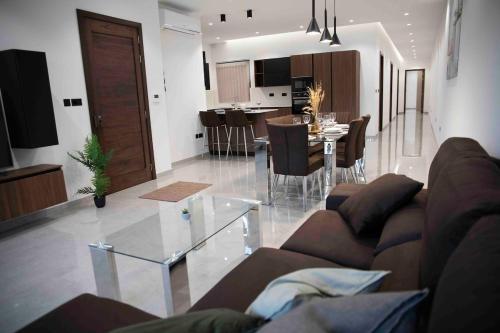 Flat 3, Large 3 bedroom Apartment, nearby Beaches & Countryside, Sleeps 11, Mġarr