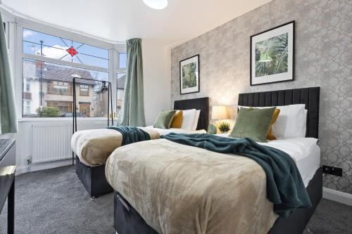 Luxury 4-Bed Home Coventry - City Centre with FREE Parking & Garden
