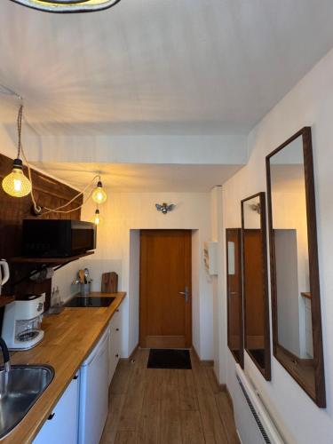 Kitchen, Authentique Lavoir au bord du Trieux in Pontrieux