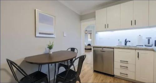 บริการและสิ่งอำนวยความสะดวก, Casa Queen East - Modern 2BR Suite in Leslieville near กรีกทาวน์ ออน เดอะ แดนฟอร์ธ