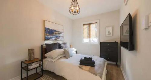 Casa Queen East - Modern 2BR Suite in Leslieville near กรีกทาวน์ ออน เดอะ แดนฟอร์ธ