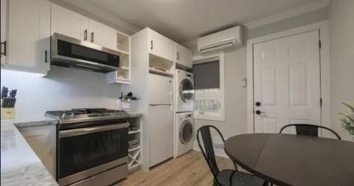 บริการและสิ่งอำนวยความสะดวก, Casa Queen East - Modern 2BR Suite in Leslieville near กรีกทาวน์ ออน เดอะ แดนฟอร์ธ
