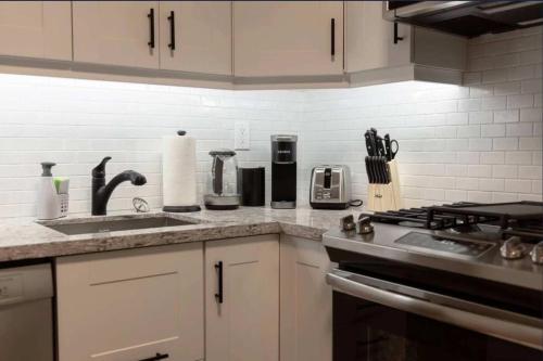 ห้องครัว, Casa Queen East - Modern 2BR Suite in Leslieville near ถนนควีน