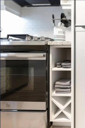 ห้องครัว, Casa Queen East - Modern 2BR Suite in Leslieville near ถนนควีน