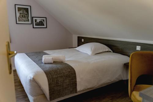 1 queen bed, 1 twin bed