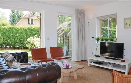 Közös társalgó / TV, Holiday House and Chalet in Lunterse Buurtbos