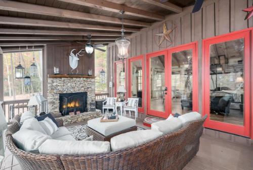 New Listing! The Laurel Mountain Chalet in Blue Ridge, USA