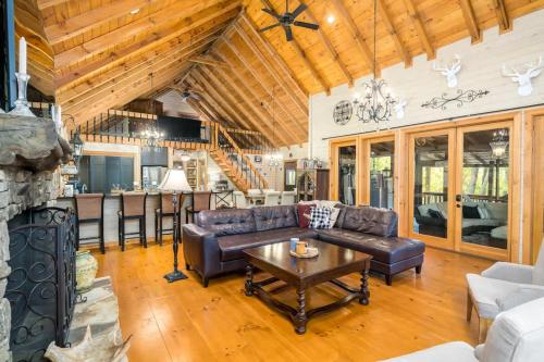 New Listing! The Laurel Mountain Chalet in Blue Ridge, USA