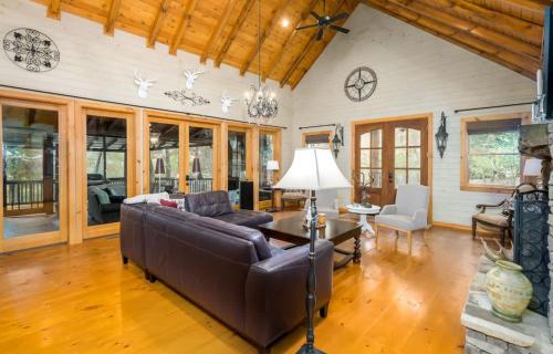 New Listing! The Laurel Mountain Chalet in Blue Ridge, USA