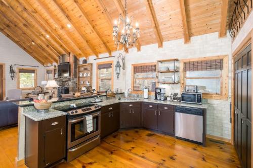 New Listing! The Laurel Mountain Chalet in Blue Ridge, USA