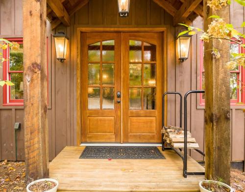 New Listing! The Laurel Mountain Chalet in Blue Ridge, USA