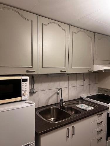 Hoda Apartment - Cozy central apartment with free parking in Leknesa