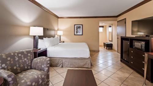 King Room with Bath Tub - Pet Friendly/Mobility Accessible