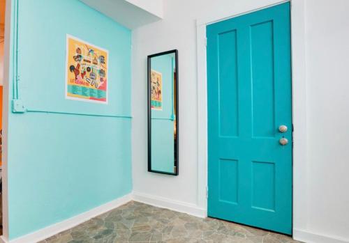 Latin Quarters -Free Dinner - All Women Rooms - All Men Rooms - Free WiFi - Coffee Parking - Lockers in Miami, USA