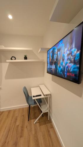 London Westfield Kensington Stay near St. Pius X Catholic Church