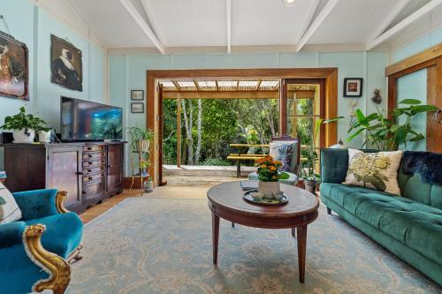 Exterior view, Oakura Pond Cottage - Oakura Holiday Home in Omata