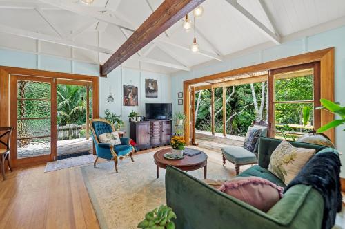 Exterior view, Oakura Pond Cottage - Oakura Holiday Home in Omata