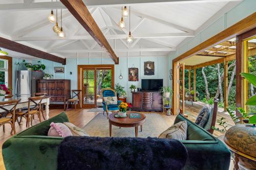 Exterior view, Oakura Pond Cottage - Oakura Holiday Home in Omata