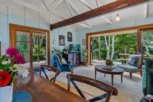 Exterior view, Oakura Pond Cottage - Oakura Holiday Home in Omata