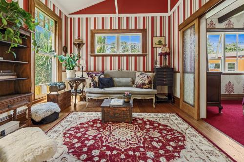 Exterior view, Oakura Pond Cottage - Oakura Holiday Home in Omata