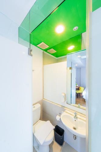 Whiz Prime Hotel Balikpapan Room Type - Deluxe Twin Room