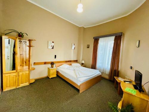 The English Guest House - image 11