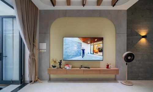 Three-Bedroom Apartment with Sea View image 8