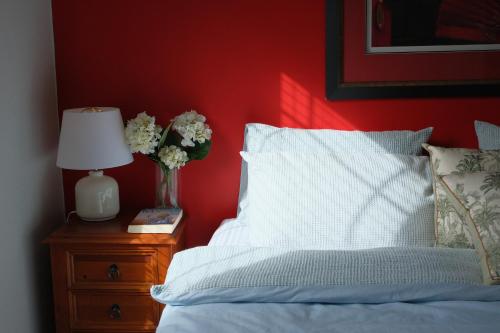 Airport 6BR Haven - Quiet Yard & AC