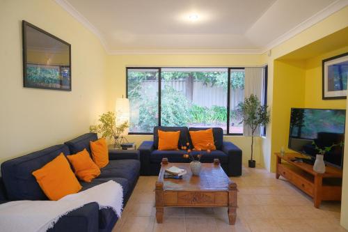 Airport 6BR Haven - Quiet Yard & AC