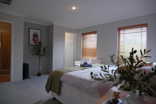 Airport 6BR Haven - Quiet Yard & AC