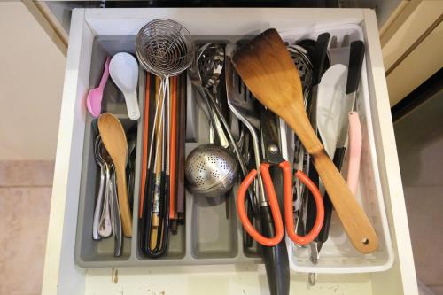 Airport 6BR Haven - Quiet Yard & AC