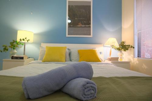 Airport 6BR Haven - Quiet Yard & AC