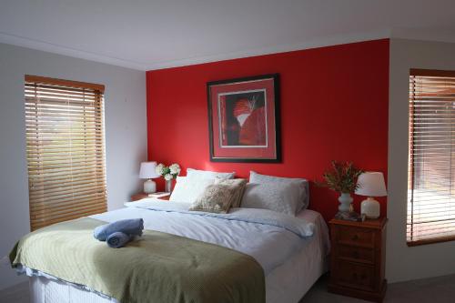 Airport 6BR Haven - Quiet Yard & AC