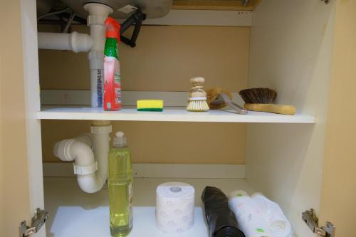 Airport 6BR Haven - Quiet Yard & AC