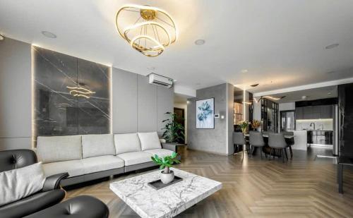Three-Bedroom Apartment with Sea View image 1